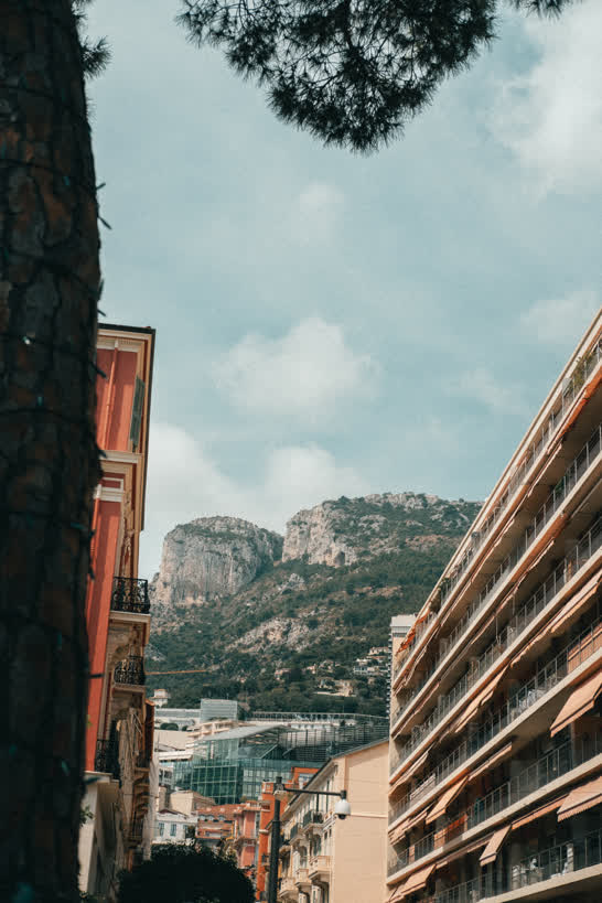 Monaco Hotel und Berge