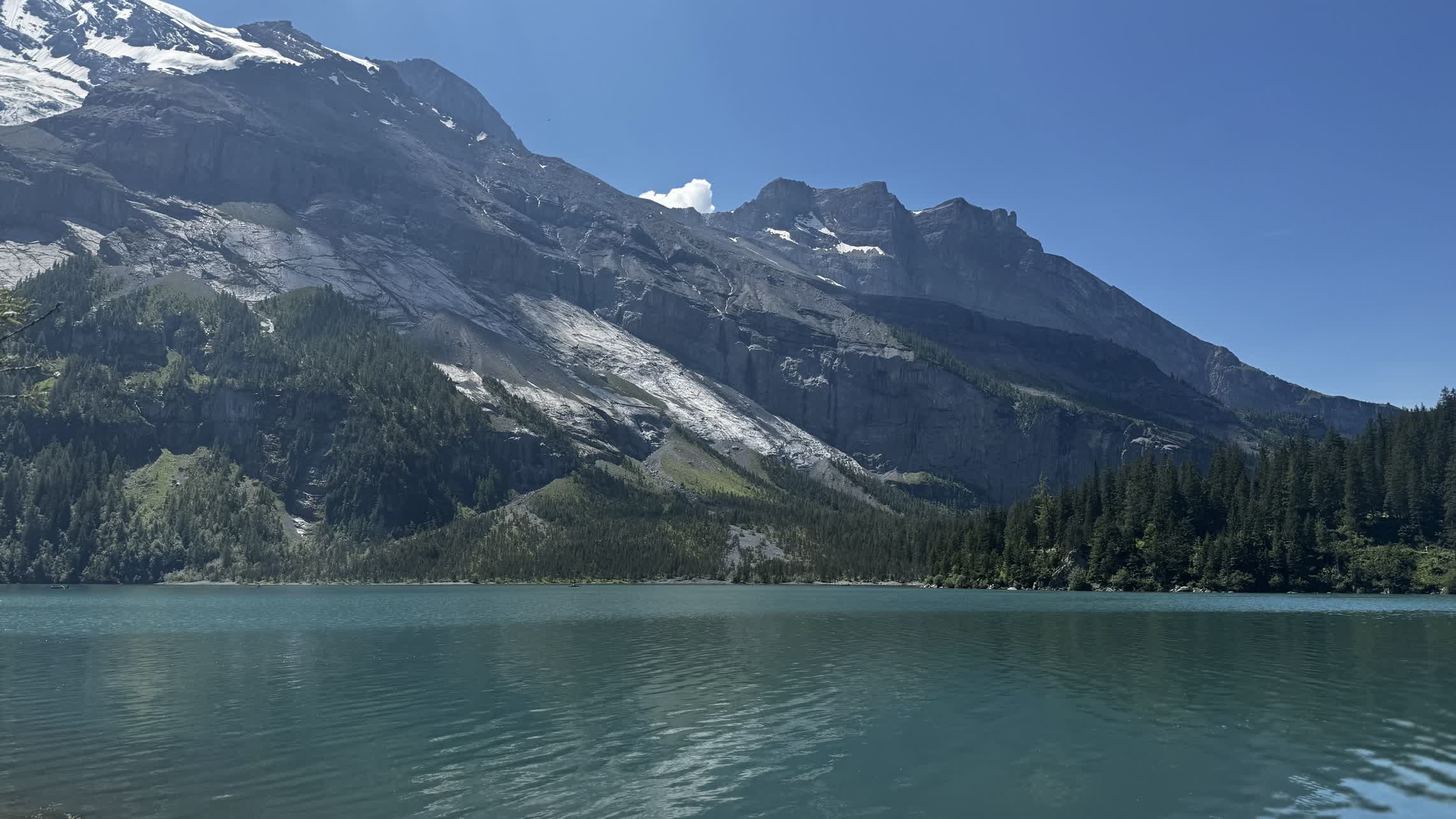 Oeschinensee mit Bergen